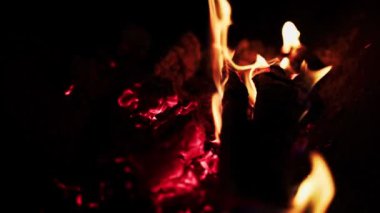 Şöminedeki alevlerin yakın görüntüsü.