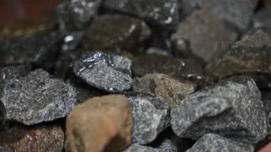 Su saunadaki taşların üzerine dökülüyor..