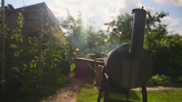 在后院的木炭烧烤炉 — 图库视频影像