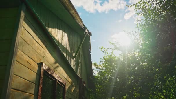 Güneşli Bir Günde Ağaçlı Eski Bir Kulübe Rus Konutu — Stok video