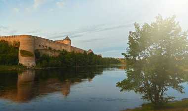 Estonya 'dan Rusya' daki Ivangorod Kalesi manzarası.