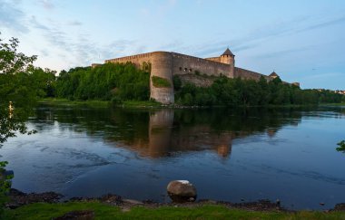 Estonya 'dan Rusya' daki Ivangorod Kalesi manzarası.