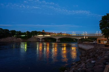 Estonya ve Rusya arasındaki sınırda Narva Nehri üzerindeki köprü.