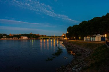 Estonya 'da Narva nehri kıyısında gezinti..