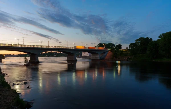 エストニアとロシアの国境にあるナルヴァ川に架かる橋 — ストック写真