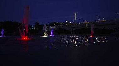 Narva Nehri 'nin kıyısındaki gezinti alanında çok renkli bir çeşme var..