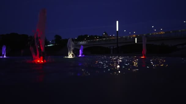 Fontaine Multicolore Sur Promenade Près Rivière Narva — Video
