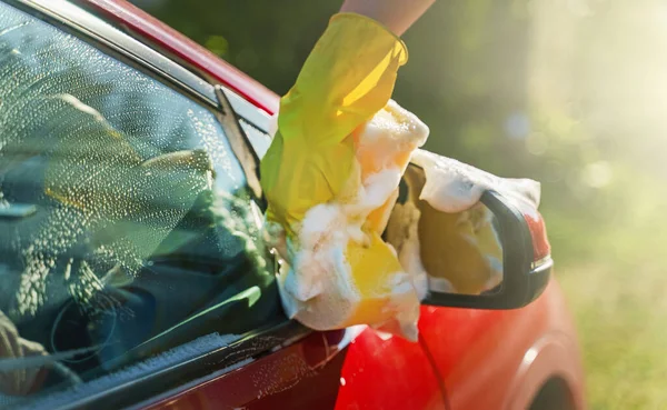 Žena Rukavicích Myje Auto Zpětné Zrcátko Houbou — Stock fotografie