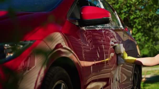 Kobieta Rękawiczkach Myje Czerwony Samochód Gąbką — Wideo stockowe