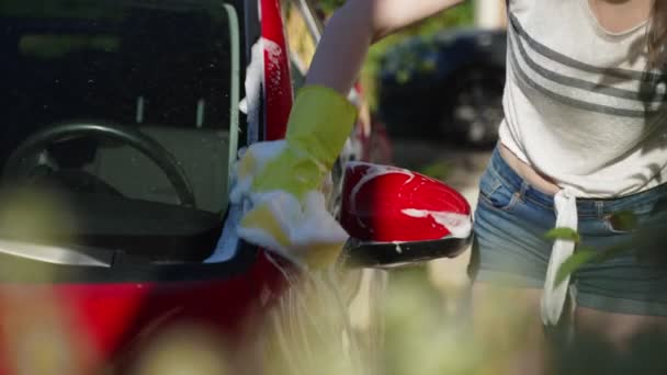 Vrouw Handschoenen Wast Rode Auto Met Spons — Stockvideo