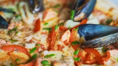 Midyeli, kalamarlı ve karidesli çıtır deniz ürünleri pizzası..