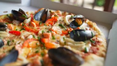 Midyeli, kalamarlı ve karidesli çıtır deniz ürünleri pizzası..