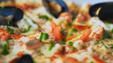 Midyeli, kalamarlı ve karidesli çıtır deniz ürünleri pizzası..