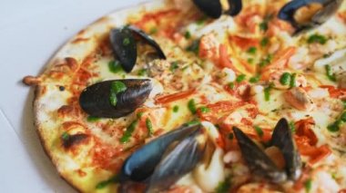 Midyeli, kalamarlı ve karidesli çıtır deniz ürünleri pizzası..