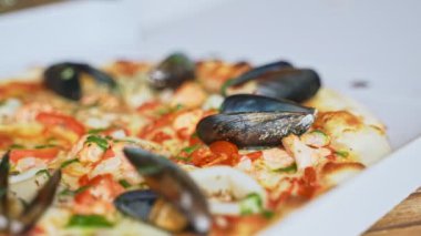 Midyeli, kalamarlı ve karidesli çıtır deniz ürünleri pizzası..