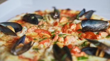 Midyeli, kalamarlı ve karidesli çıtır deniz ürünleri pizzası..