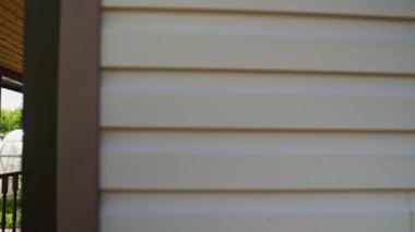 Yazın güneşli bir günde kır evi..