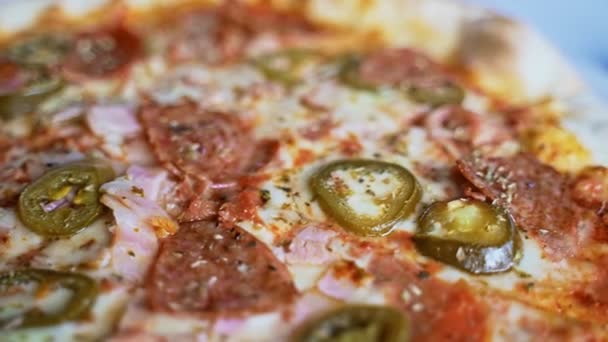 Knusprige Heiße Pizza Mit Schinken Peperoni Und Jalapeño — Stockvideo