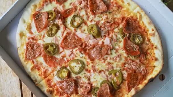 Krispig Varm Pizza Med Skinka Pepperoni Och Jalapeno — Stockvideo