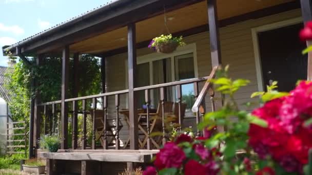 夏日阳光明媚的乡村别墅 — 图库视频影像