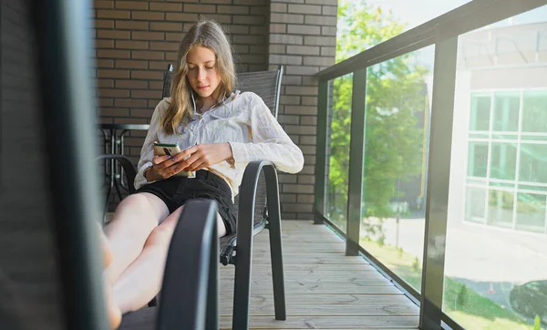 Nastolatka Dziewczyna Smartfonem Siedzi Balkonie — Zdjęcie stockowe