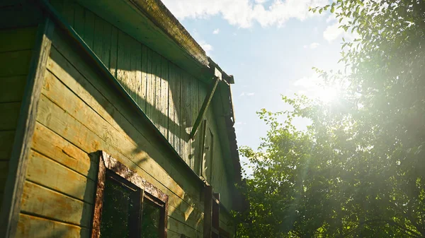 Casa Campo Velha Com Árvores Dia Ensolarado Dacha Russa — Fotografia de Stock