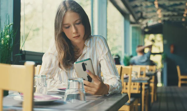 Tween Girl Waiting Order Restaurant — Stock Photo, Image