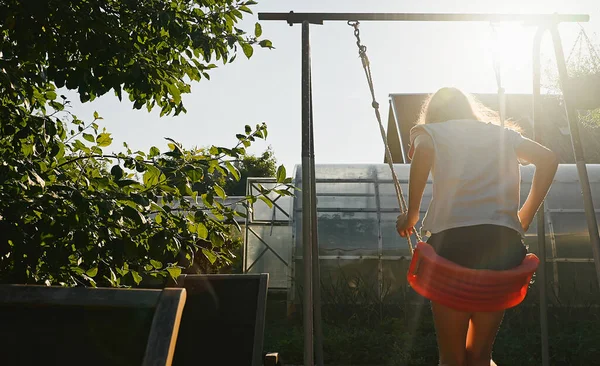 Infância Campo Menina Está Balançando Balanço — Fotografia de Stock