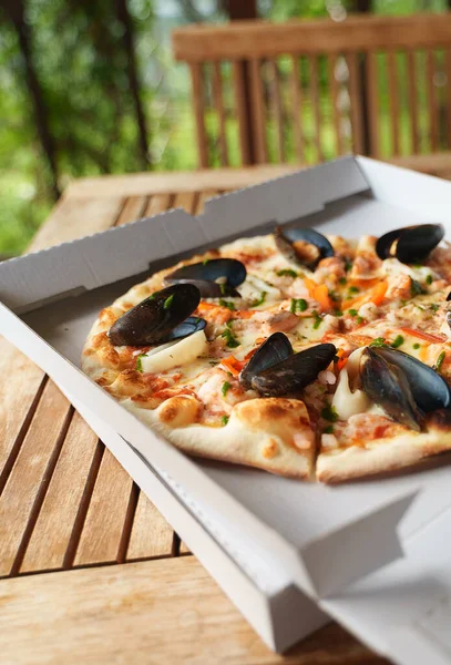 有贻贝 乌贼和虾仁的脆海鲜披萨 — 图库照片