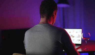 Porno siteleri geceleri gizlice izleyen adamım.
