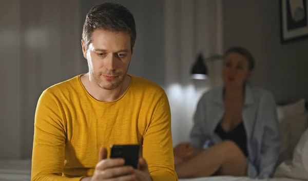Telefoonverslaving Concept Man Met Smartphone Vrouw Van Streek Achtergrond — Stockfoto