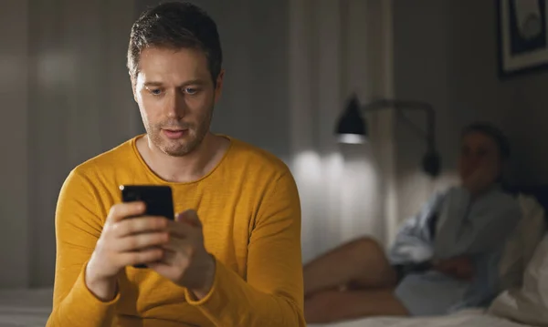 Telefoonverslaving Concept Man Met Smartphone Vrouw Van Streek Achtergrond — Stockfoto