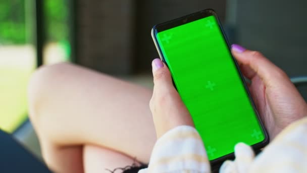 スマートフォンを持つ女の子の間で Adに適しています 緑のクロマキー — ストック動画