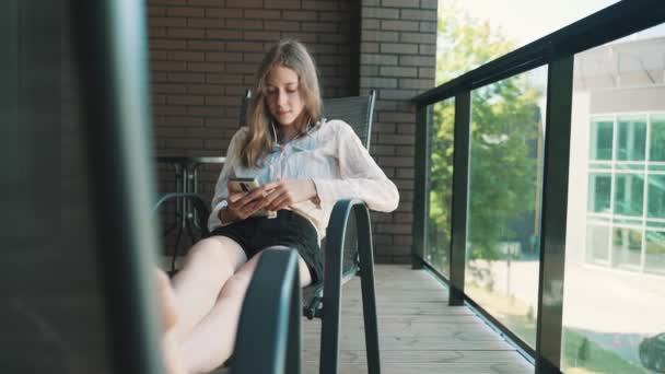 Fetiță Tween Smartphone Potrivit Pentru Cheia Cromatică Verde — Videoclip de stoc