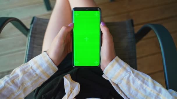 Tween Menina Com Smartphone Adequado Para Chave Croma Verde — Vídeo de Stock