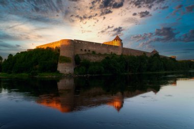 Estonya 'dan Rusya' daki Ivangorod Kalesi manzarası.