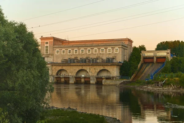 ロシアのナルヴァ川のナルヴァ水力発電所 — ストック写真