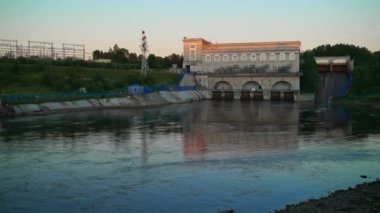 Rusya 'daki Narva Nehri üzerindeki Narva Hidroelektrik İstasyonu.