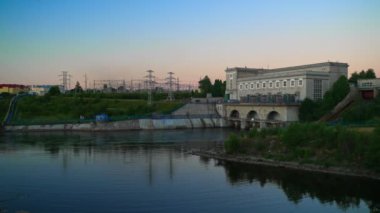 Rusya 'daki Narva Nehri üzerindeki Narva Hidroelektrik İstasyonu.