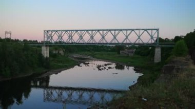 Estonya ile Rusya arasındaki Narva Nehri üzerindeki demiryolu köprüsü..