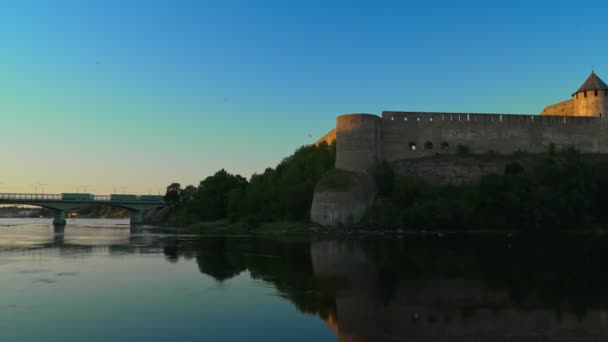 エストニアからのロシアのイヴァンゴード城の眺め — ストック動画