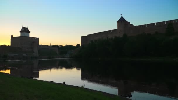 Fortalezas Narva Ivangorod Opostas Uma Outra — Vídeo de Stock