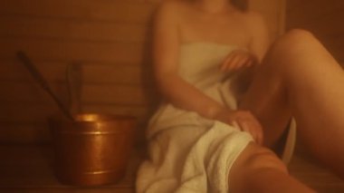 Saunada oturan kadın. Spa ve sağlık prosedürleri.