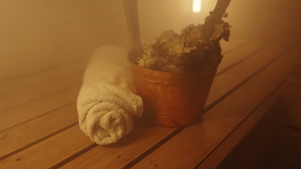 サウナでお風呂のほうきとタオル付きバケツ — ストック動画
