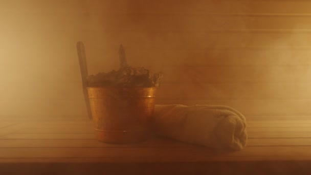 サウナでお風呂のほうきとタオル付きバケツ — ストック動画