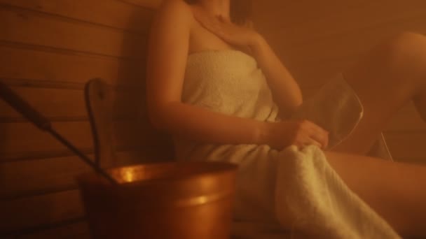 Femme Assise Dans Sauna Spa Procédures Santé — Video