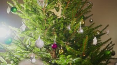 Yeni yıla beş dakika kaldı. Noel ağacının yanındaki saat.