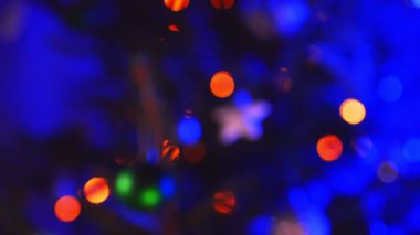 Toplar ve çelenklerle süslenmiş Noel ağacı.