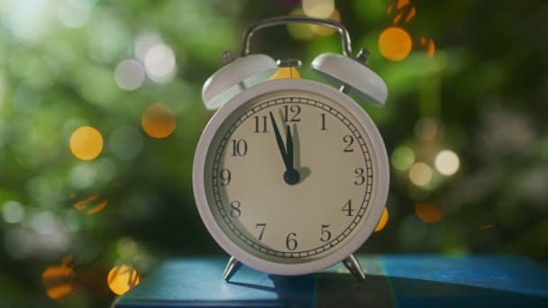 Cinco Minutos Antes Del Año Nuevo Reloj Junto Árbol Navidad — Vídeo de stock