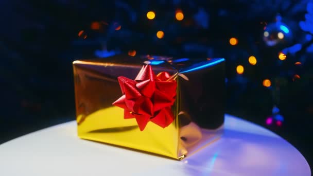 Новогодний Подарок Блестящей Упаковке Елки — стоковое видео